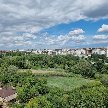 Світло Цілодобово Просторі Апартаменти Біля Гідропарку Топільче Ternópil Exterior foto